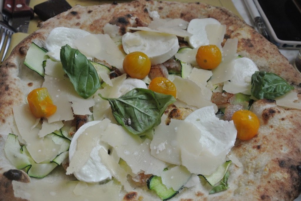 Pizza veer bianca, with tomatoes, parmigiano and basil