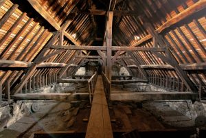 In the attic, the carpentry is added on with iron beams to sustain the walls, photo Jean-François Fortchantre