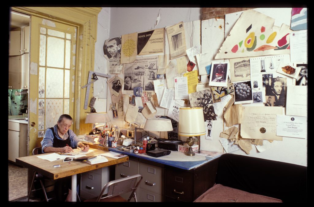  Louise a sa table de travail 20 th Street, 2000,©-Jean-François-Jaussaud When her husband died, she cut her desk in half