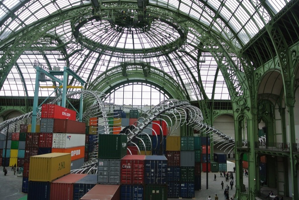 Under the glass dome of Grand Palais, the long skeleton flows over 305 containers
