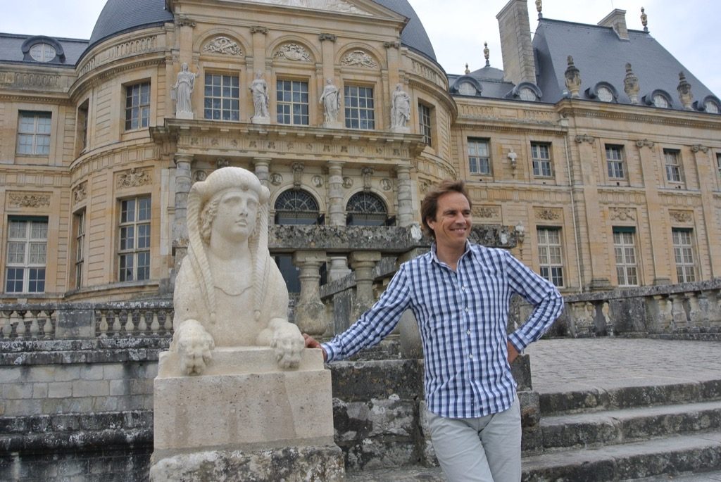 Alexandre de Vogue with the sphinx in front of Vaux