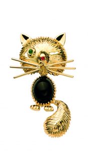 Winking Cat clip in yellow gold, emerald, ruby, onyx