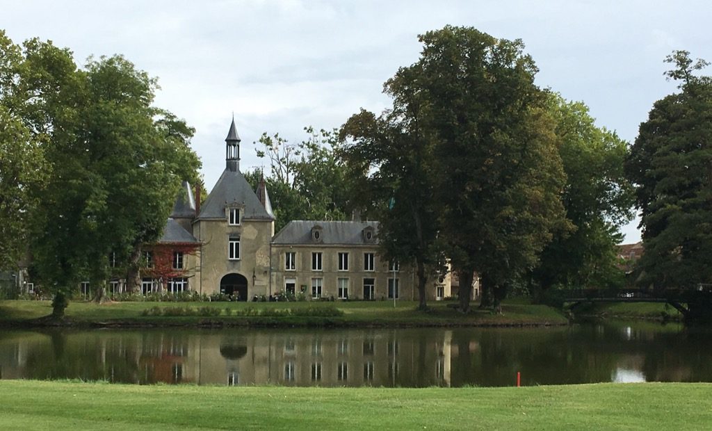 The château de Gueux housse the restaurant of the golf